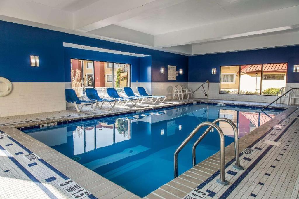 Regency Inn & Suites New London Mystic Esterno foto