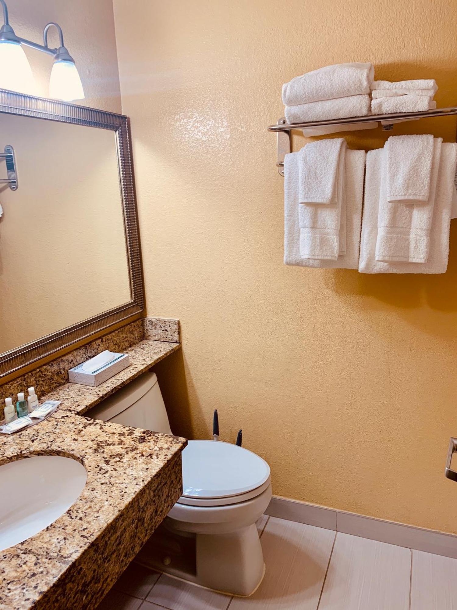 Regency Inn & Suites New London Mystic Esterno foto