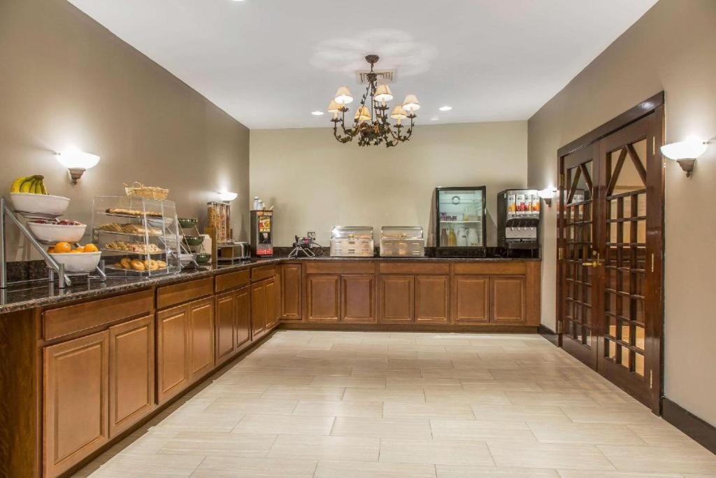 Regency Inn & Suites New London Mystic Esterno foto